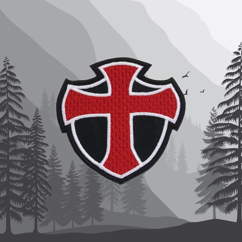 Peut inclure: Patch brod&eacute; rouge en forme de croix sur un bouclier noir avec un contour blanc. La croix est un symbole des Templiers.