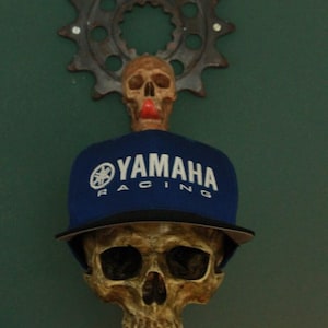 Suporte para capacete de motociclista feito à mão com caveira: decoração de garagem para motociclistas