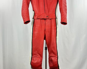 Mono de carreras Dainese vintage de cuero rojo (talla 44) – Equipamiento italiano para motociclistas de deportes de motor.