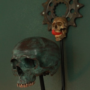 Suporte para capacete Edgy Skull - Suporte exclusivo para capacete de motocicleta - Entrega rápida grátis nos EUA