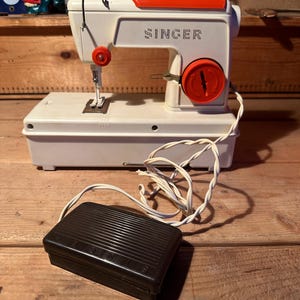Vintage Singer Modell Monika Toy Sewing Machine - Original Box & Foot Pedal