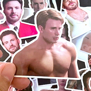 Op de afbeelding: Een verzameling stickers met afbeeldingen van een man in verschillende poses. Sommige stickers tonen de man ontbloot bovenlijf, terwijl andere hem in een pak of vrijetijdskleding tonen. De stickers zijn wit met een glanzende afwerking.