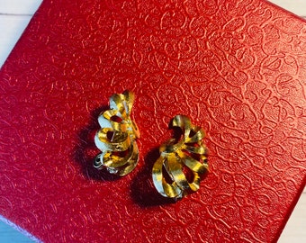Monet gold tone clip on earrings, monet gold tone earrings, gold tone shell shaped earrings