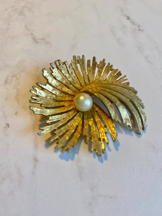 Capri signed gold tone pearl brooch, gold and pear