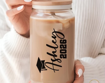 Regalo de graduación personalizado en lata de vidrio para la promoción de 2026. Vaso de vidrio con tapa y pajita.