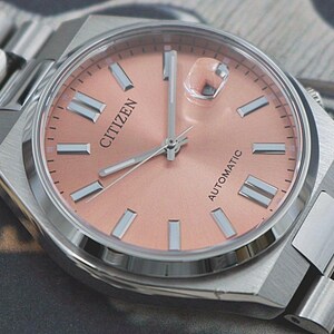 Orologio automatico Citizen Tsuyosa NJ0158-89Y – Quadrante Pantone Warm Sand da 40 mm / Vetro zaffiro / Acciaio inossidabile / Nuovo, senza scatola e documenti immagine 6