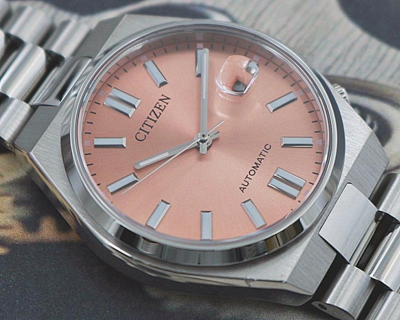 Orologio automatico Citizen Tsuyosa NJ0158-89Y – Quadrante Pantone Warm Sand da 40 mm / Vetro zaffiro / Acciaio inossidabile / Nuovo, senza scatola e documenti immagine 6