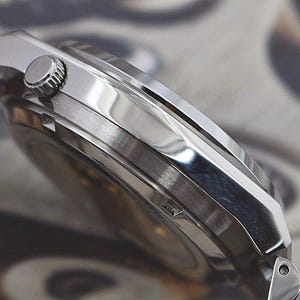 Orologio automatico Citizen Tsuyosa NJ0158-89Y – Quadrante Pantone Warm Sand da 40 mm / Vetro zaffiro / Acciaio inossidabile / Nuovo, senza scatola e documenti immagine 2