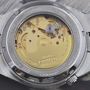 Orologio automatico Citizen Tsuyosa NJ0158-89Y – Quadrante Pantone Warm Sand da 40 mm / Vetro zaffiro / Acciaio inossidabile / Nuovo, senza scatola e documenti immagine 11
