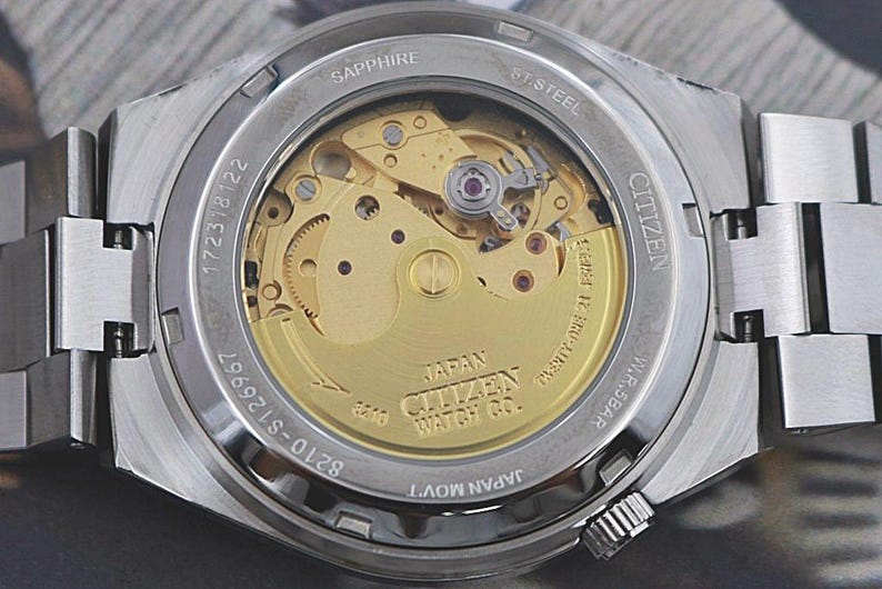 Orologio automatico Citizen Tsuyosa NJ0158-89Y – Quadrante Pantone Warm Sand da 40 mm / Vetro zaffiro / Acciaio inossidabile / Nuovo, senza scatola e documenti immagine 11