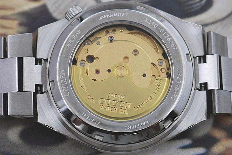 Orologio automatico Citizen Tsuyosa NJ0158-89Y – Quadrante Pantone Warm Sand da 40 mm / Vetro zaffiro / Acciaio inossidabile / Nuovo, senza scatola e documenti immagine 10