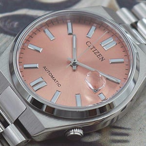 Orologio automatico Citizen Tsuyosa NJ0158-89Y – Quadrante Pantone Warm Sand da 40 mm / Vetro zaffiro / Acciaio inossidabile / Nuovo, senza scatola e documenti immagine 4