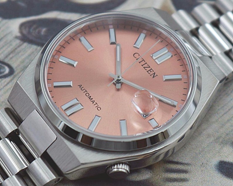 Orologio automatico Citizen Tsuyosa NJ0158-89Y – Quadrante Pantone Warm Sand da 40 mm / Vetro zaffiro / Acciaio inossidabile / Nuovo, senza scatola e documenti immagine 4