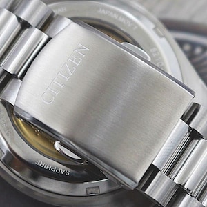 Orologio automatico Citizen Tsuyosa NJ0158-89Y – Quadrante Pantone Warm Sand da 40 mm / Vetro zaffiro / Acciaio inossidabile / Nuovo, senza scatola e documenti immagine 7