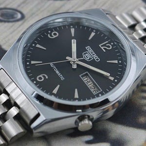 Vintage Seiko 5 Japan Automatic Men’s Watch | Black Dial 17 Jewels Exhibition Back Jubilee Bracelet Refurbished Gift for Him 400-06 image 3