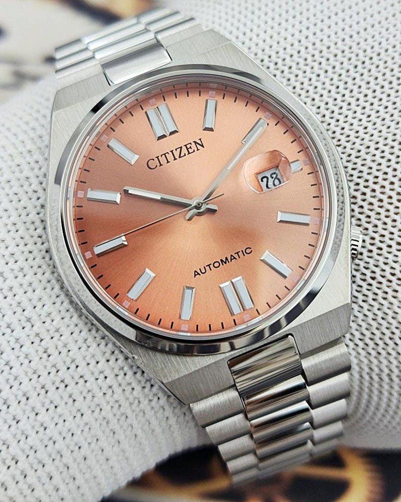 Orologio automatico Citizen Tsuyosa NJ0158-89Y – Quadrante Pantone Warm Sand da 40 mm / Vetro zaffiro / Acciaio inossidabile / Nuovo, senza scatola e documenti immagine 1