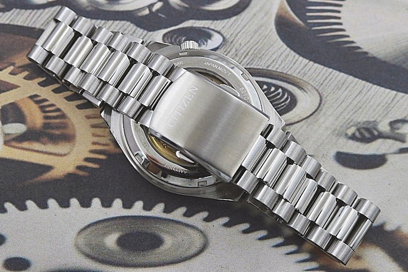 Orologio automatico Citizen Tsuyosa NJ0158-89Y – Quadrante Pantone Warm Sand da 40 mm / Vetro zaffiro / Acciaio inossidabile / Nuovo, senza scatola e documenti immagine 8