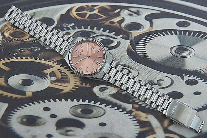 Orologio automatico Citizen Tsuyosa NJ0158-89Y – Quadrante Pantone Warm Sand da 40 mm / Vetro zaffiro / Acciaio inossidabile / Nuovo, senza scatola e documenti immagine 12