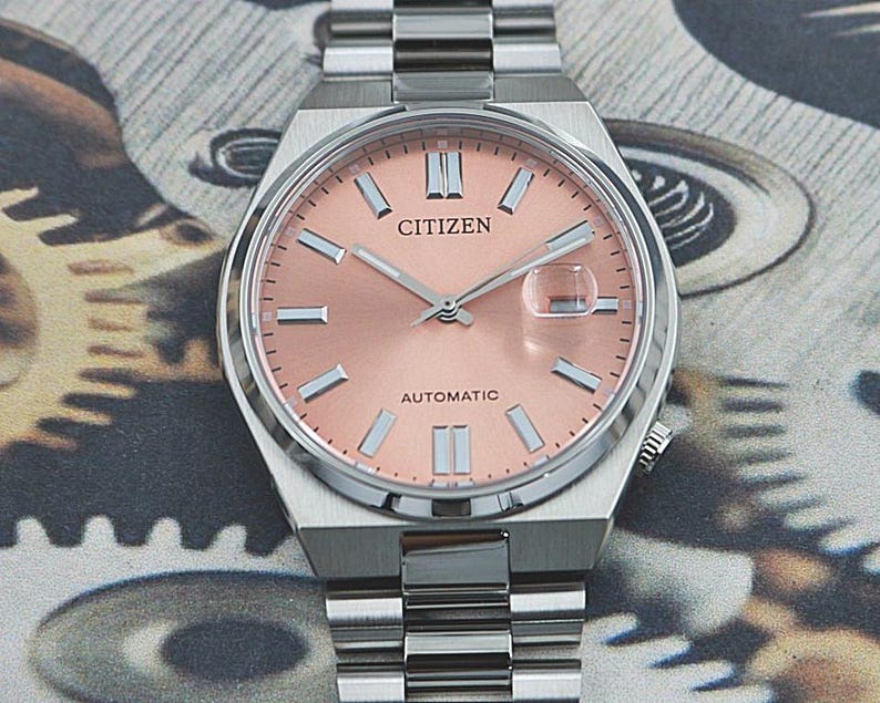 Orologio automatico Citizen Tsuyosa NJ0158-89Y – Quadrante Pantone Warm Sand da 40 mm / Vetro zaffiro / Acciaio inossidabile / Nuovo, senza scatola e documenti immagine 5