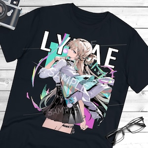 Może przedstawiać: Czarna koszulka z ilustracją w stylu anime przedstawiającą kobietę z blond włosami. Koszulka ma napis "LYME" białymi literami. Ilustracja zawiera słowo "SAMPLE". Projekt zawiera żywe kolory.