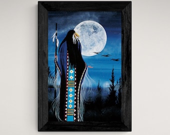 Puede incluir: Una pintura de una mujer nativa americana con un vestido azul y negro de pie frente a una luna llena. La mujer sostiene un bastón y mira hacia la luna. El fondo es un cielo azul oscuro con estrellas y algunos árboles.