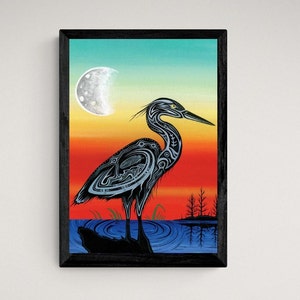 Könnte beinhalten: Eine stilisierte Schwarzweißillustration eines Reihers, der auf einem Felsen in einem blauen See steht. Der Reiher hat ein gelbes Auge und einen langen Hals. Der Hintergrund ist ein Sonnenuntergang mit einer Sichelmond am Himmel.