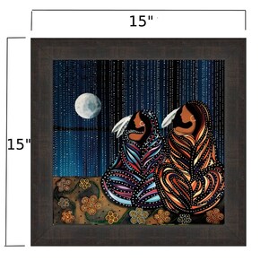 Puede incluir: Pintura enmarcada de tres mujeres con t&uacute;nicas de patrones coloridos, sentadas juntas bajo una luna llena. El fondo es azul oscuro con puntos blancos y un patr&oacute;n de lluvia. La pintura mide 15 pulgadas por 15 pulgadas.