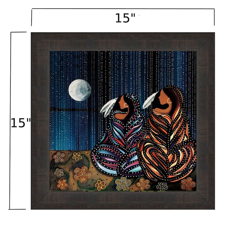 Puede incluir: Pintura enmarcada de tres mujeres con t&uacute;nicas de patrones coloridos, sentadas juntas bajo una luna llena. El fondo es azul oscuro con puntos blancos y un patr&oacute;n de lluvia. La pintura mide 15 pulgadas por 15 pulgadas.