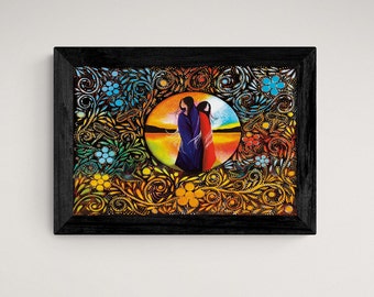 Puede incluir: Pintura enmarcada de dos mujeres de pie espalda con espalda frente a una puesta de sol. Las mujeres visten ropa colorida y están rodeadas de un diseño floral.