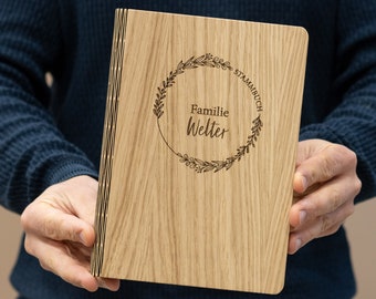 Stammbuch Holz personalisiert mit Familienname | Stammbuch der Familie | modernes Familienstammbuch | verschiedene Größen | Blumenkranz