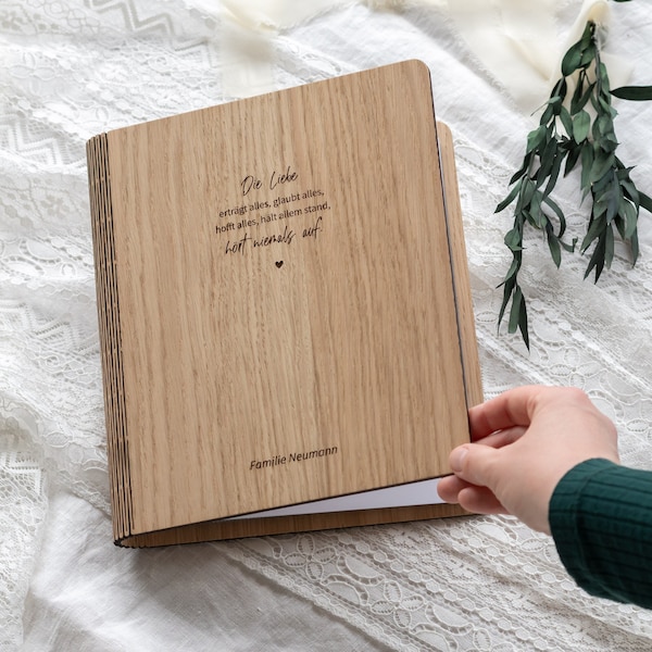 Stammbuch aus Holz mit Familienname | Familienstammbuch | A4, A5, klassisches Stammbuchformat | Die Liebe hört niemals auf