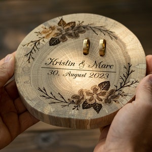 Ringkissen Holz Hochzeit personalisiert mit Namen Datum Baumscheibe graviert Holzscheibe personalisiert Trauringkissen Kirschblüte Bild 4