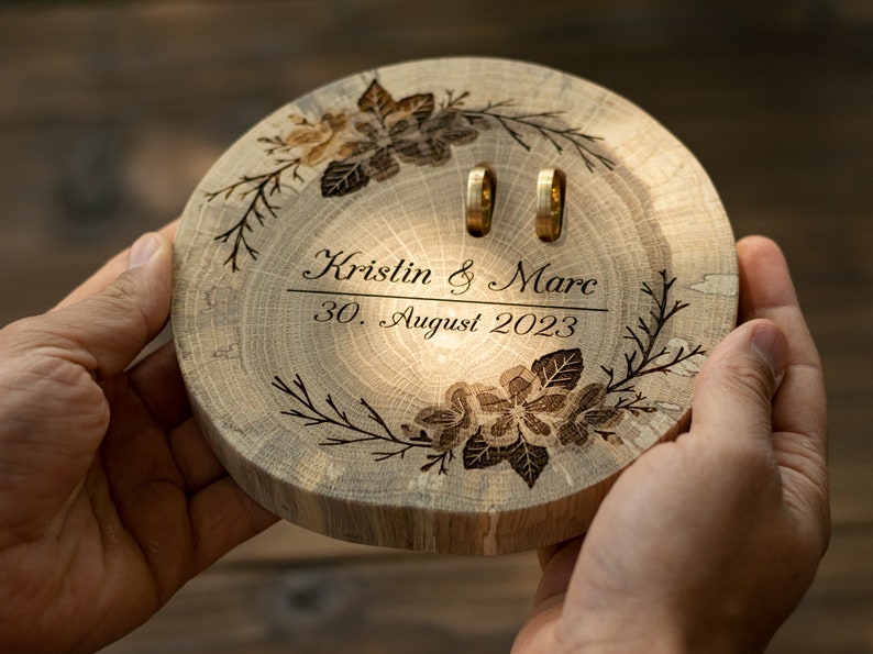 Ringkissen Holz Hochzeit personalisiert mit Namen Datum Baumscheibe graviert Holzscheibe personalisiert Trauringkissen Kirschblüte Bild 4