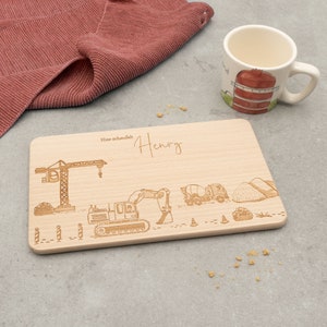 Brettchen, Frühstücksbrettchen Holz, personalisiert mit Name | Geschenkidee Geburtstag Junge, Mädchen | Bagger, Baustelle