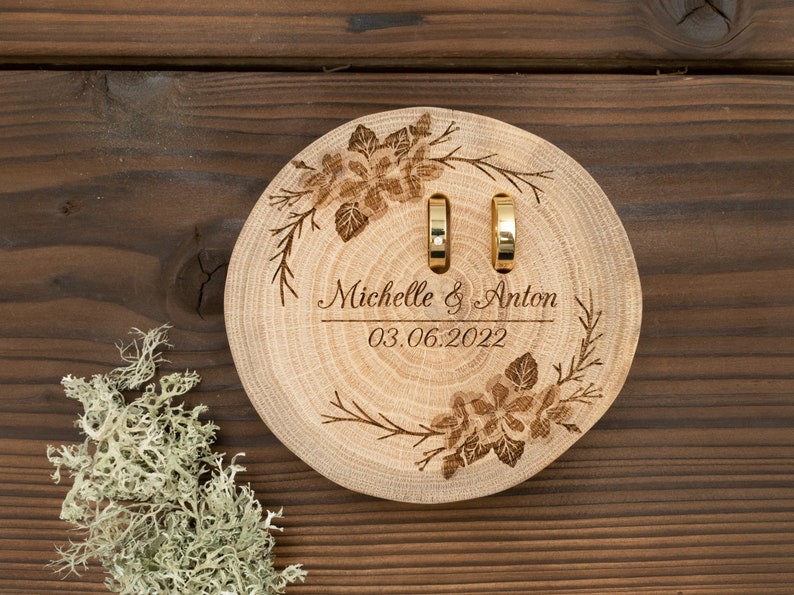 Ringkissen Holz Hochzeit personalisiert mit Namen Datum Baumscheibe graviert Holzscheibe personalisiert Trauringkissen Kirschblüte Bild 3