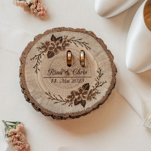 Ringkissen Holz Hochzeit personalisiert mit Namen Datum Baumscheibe graviert Holzscheibe personalisiert Trauringkissen Kirschblüte Bild 6