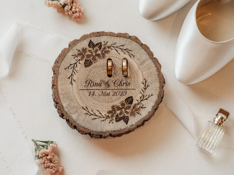 Ringkissen Holz Hochzeit personalisiert mit Namen Datum Baumscheibe graviert Holzscheibe personalisiert Trauringkissen Kirschblüte Bild 6