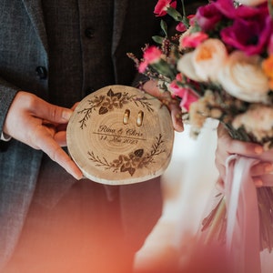 Ringkissen Holz Hochzeit personalisiert mit Namen Datum Baumscheibe graviert Holzscheibe personalisiert Trauringkissen Kirschblüte Bild 2