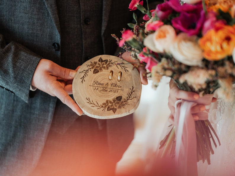 Ringkissen Holz Hochzeit personalisiert mit Namen Datum Baumscheibe graviert Holzscheibe personalisiert Trauringkissen Kirschblüte Bild 2