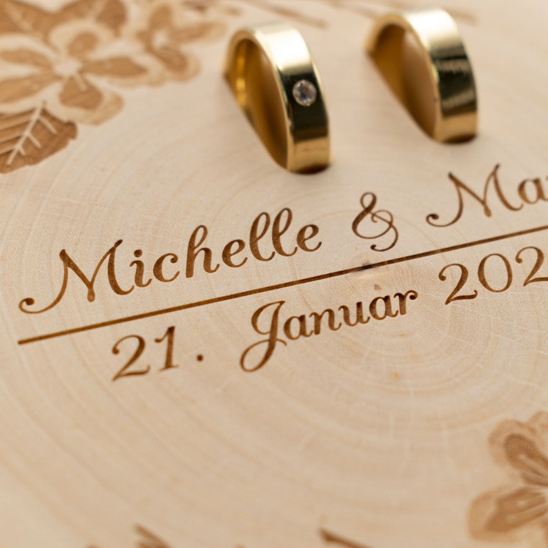 Ringkissen Holz Hochzeit personalisiert mit Namen Datum Baumscheibe graviert Holzscheibe personalisiert Trauringkissen Kirschblüte Bild 5