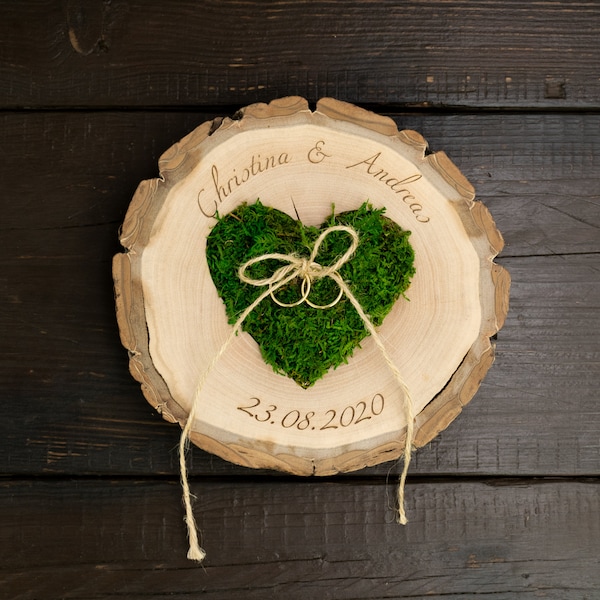 Ringkissen Holz Hochzeit personalisiert mit Namen + Datum | gravierte Baumscheibe | Holzscheibe personalisiert | Trauringkissen | Moosherz