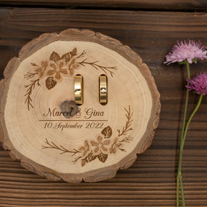 Ringkissen Holz Hochzeit personalisiert mit Namen Datum Baumscheibe graviert Holzscheibe personalisiert Trauringkissen Kirschblüte Bild 9