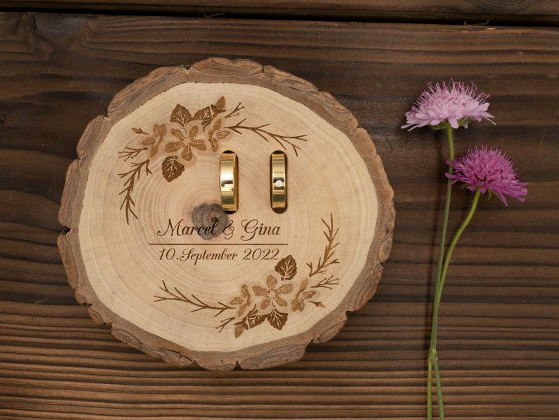 Ringkissen Holz Hochzeit personalisiert mit Namen Datum Baumscheibe graviert Holzscheibe personalisiert Trauringkissen Kirschblüte Bild 9