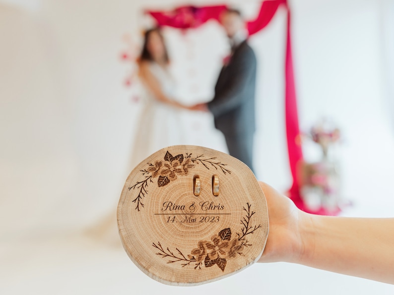 Ringkissen Holz Hochzeit personalisiert mit Namen Datum Baumscheibe graviert Holzscheibe personalisiert Trauringkissen Kirschblüte Bild 8