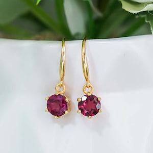 Orecchini di granato rodolite, orecchini d&#39;oro, orecchini di granato reale, orecchini a cerchio di granato, regalo di pietra portafortuna di gennaio