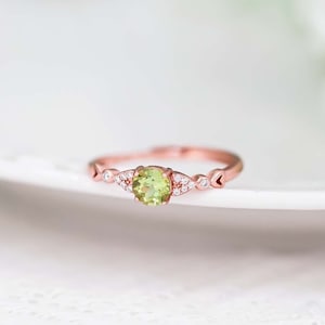 18K Rose Gold Peridot Ring, Echter Peridot Ring Rose Gold, Stapel Ring, Peridot Schmuck, Zarte Versprechen Ring, Jahrestag Geschenk für Sie