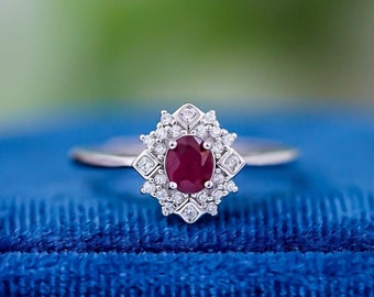 Anillo de rubí delicado: plata de ley chapada en 18 quilates, halo de diamantes de circonita cúbica