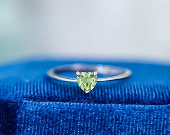 Herz Peridot Ring | Handmade Solitaire Ring | Sterling Silber Dünner Bandring | Ring schlicht | Gold Ring | August Geburtsstein Ring