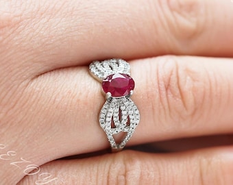 ユニークなルビーターテルリング、オーバルカットステートメントリング