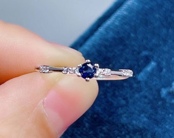 Zierlicher kleiner Saphir September Geburtsstein Ring, Silber Edelstein Ring, Natürlicher Saphir Ring, stapelbarer Ring, minimalistischer Ring, kostenloser Versand